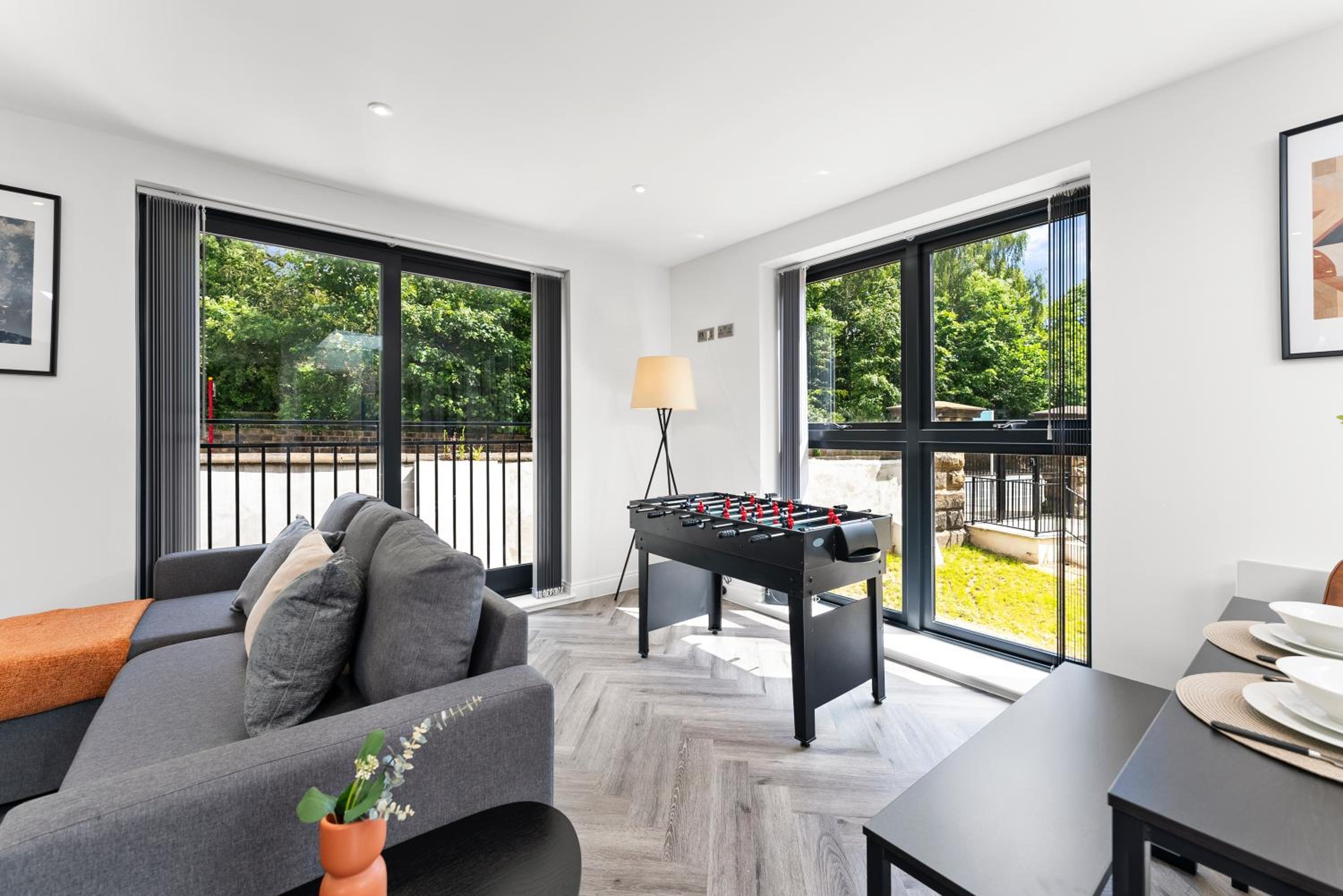 Stunning Large Leeds Apartment - Parking view 3