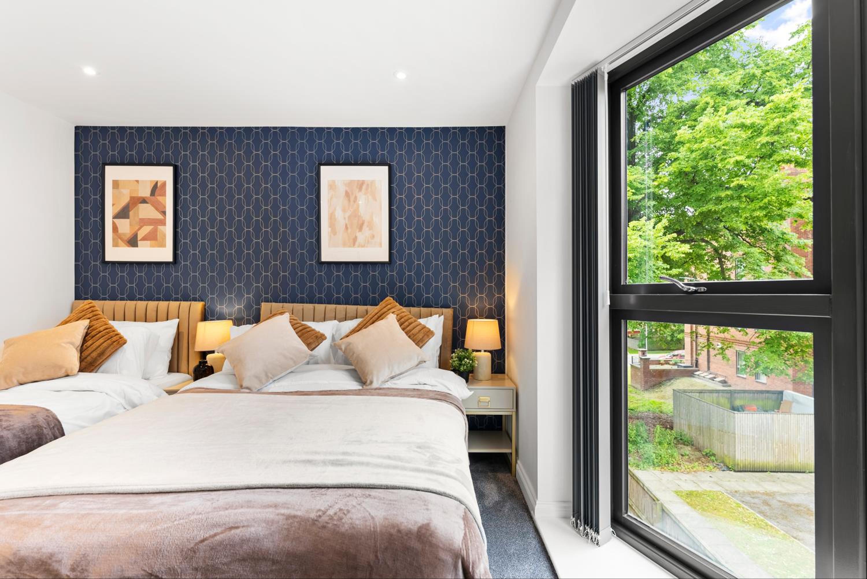 Stunning Large Leeds Apartment - Parking view 4