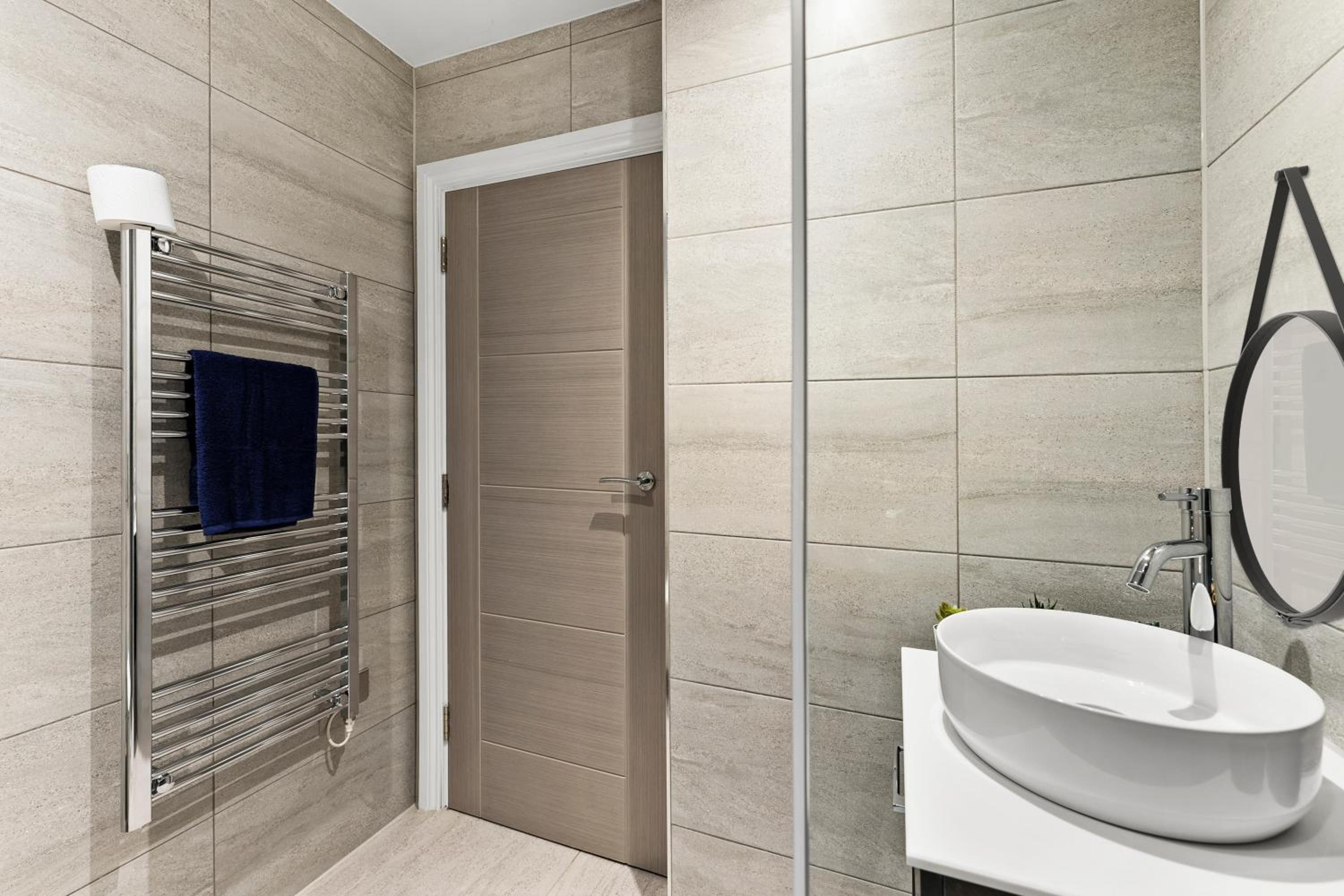 Stunning Large Leeds Apartment - Parking view 5