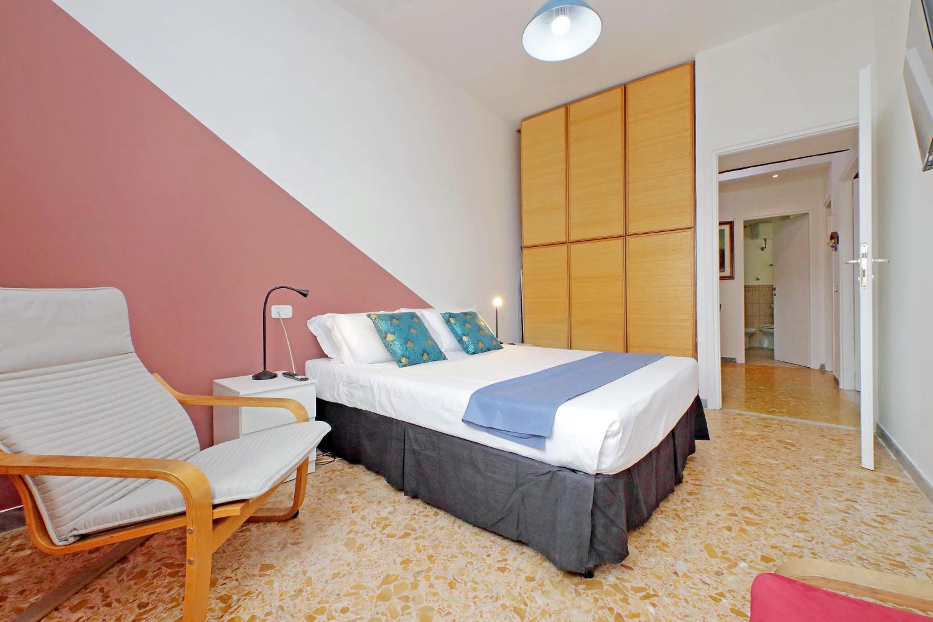 Comfy home for family next to Metro