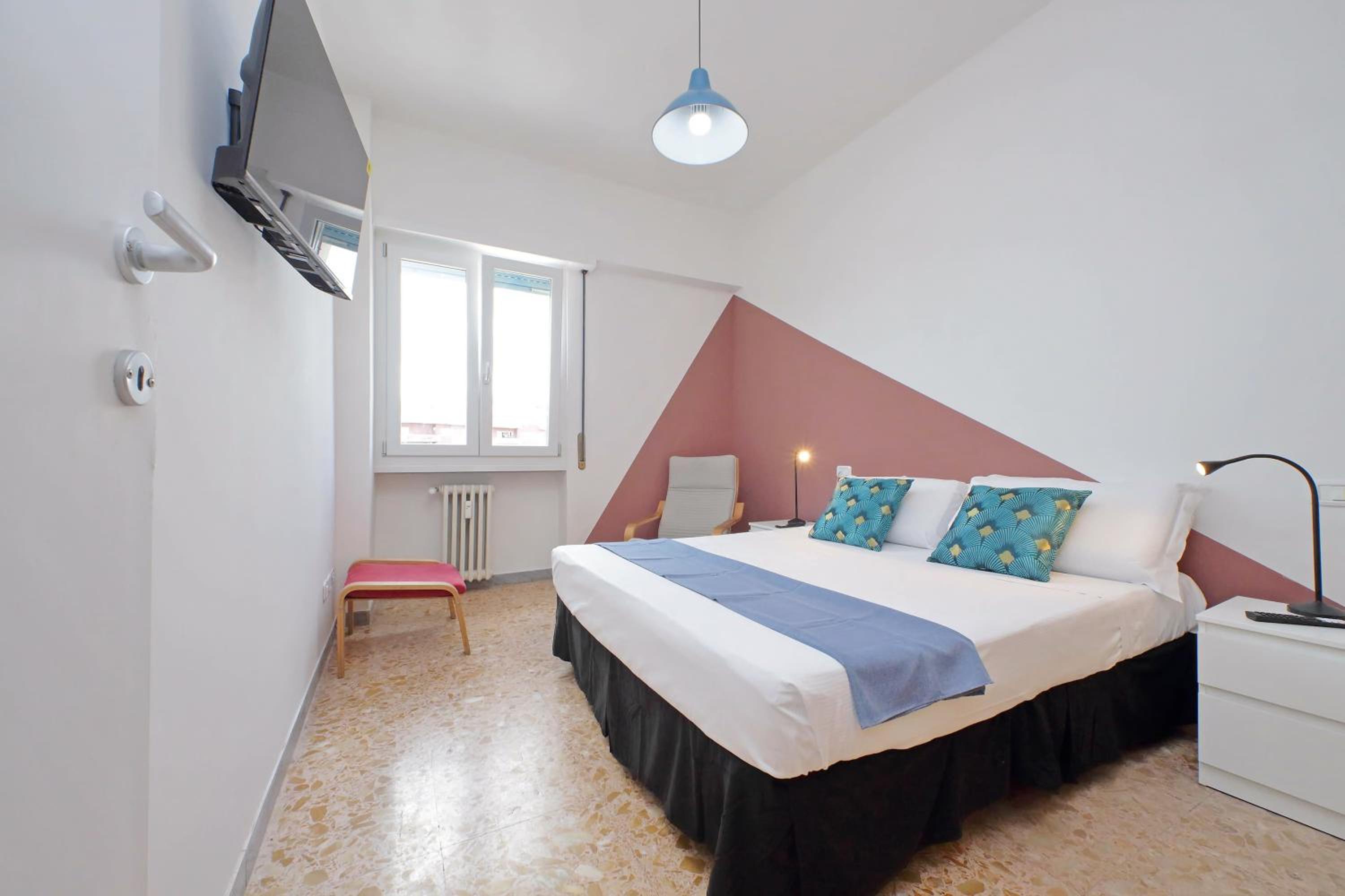 Comfy home for family next to Metro