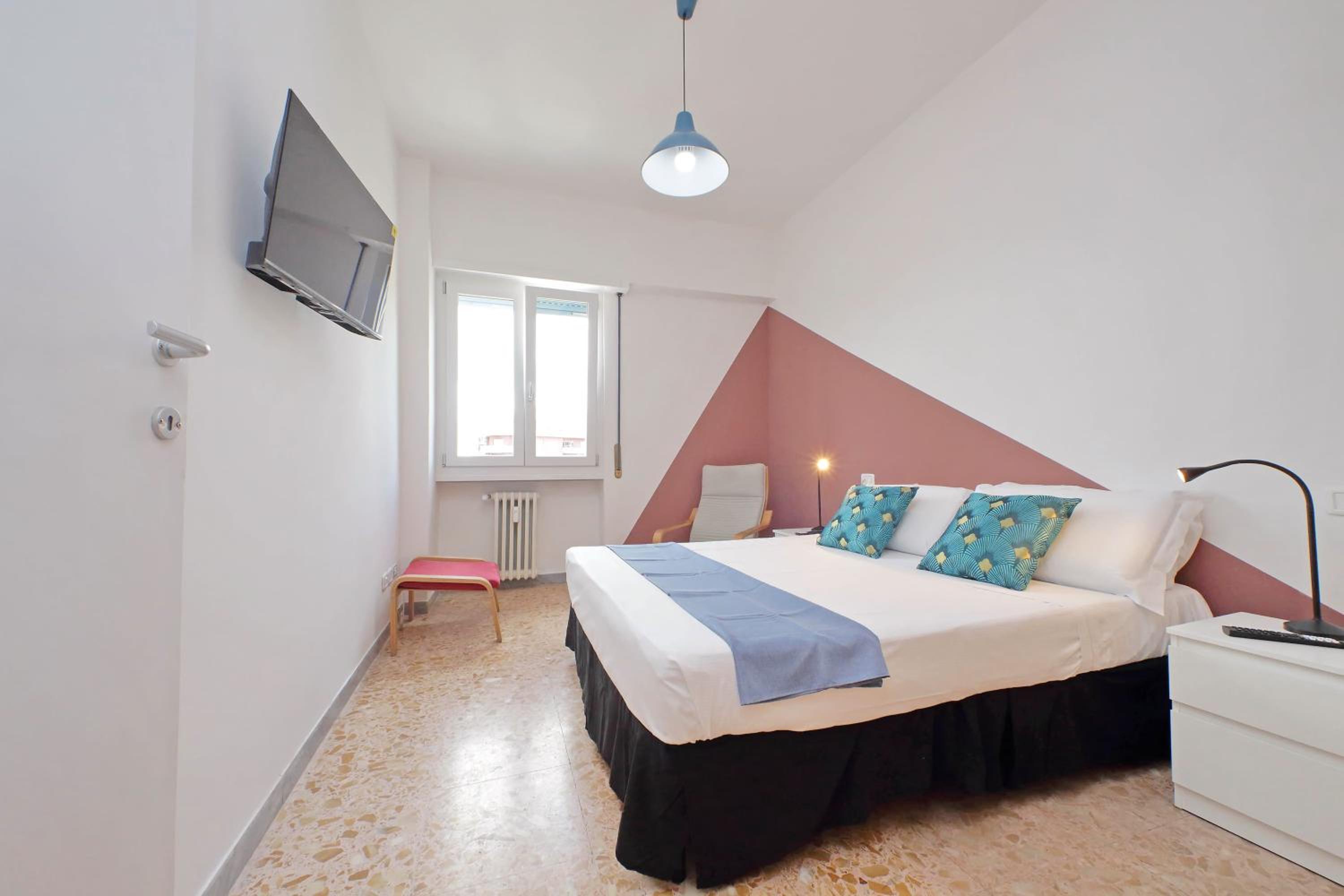 Comfy home for family next to Metro
