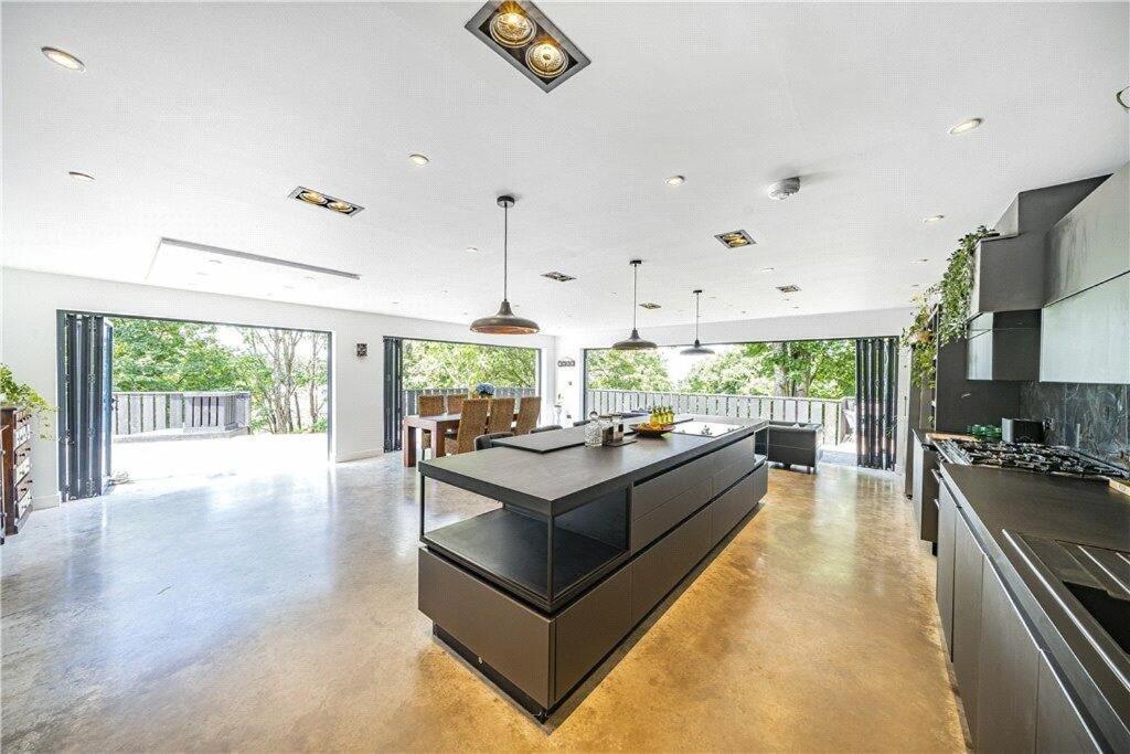 The Ridge London - Luxury Designer Villa with hot tub and sauna, Bexley borough of London view 4