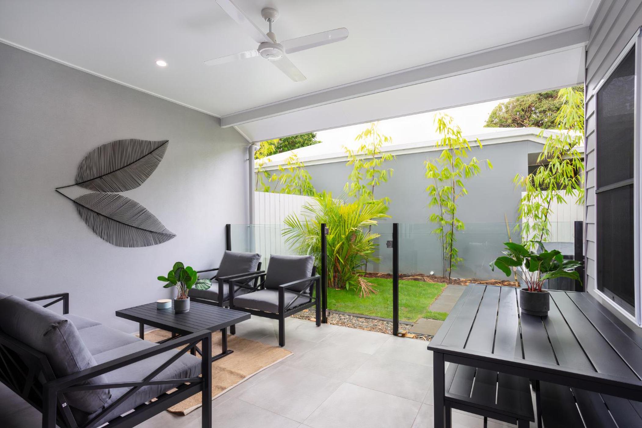 Hamptons Spa Villa - Edge Hill Cairns sleeps 9 Pet Friendly
