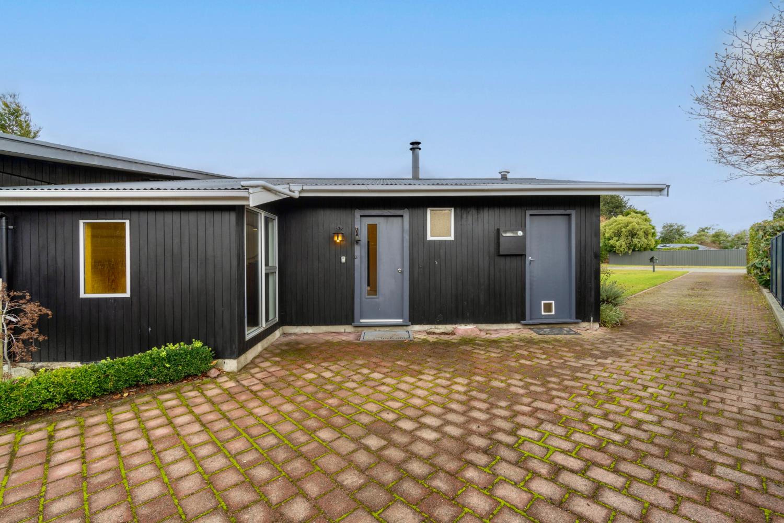 Hotel 27 on Henry - Te Anau Holiday Home - Image 1