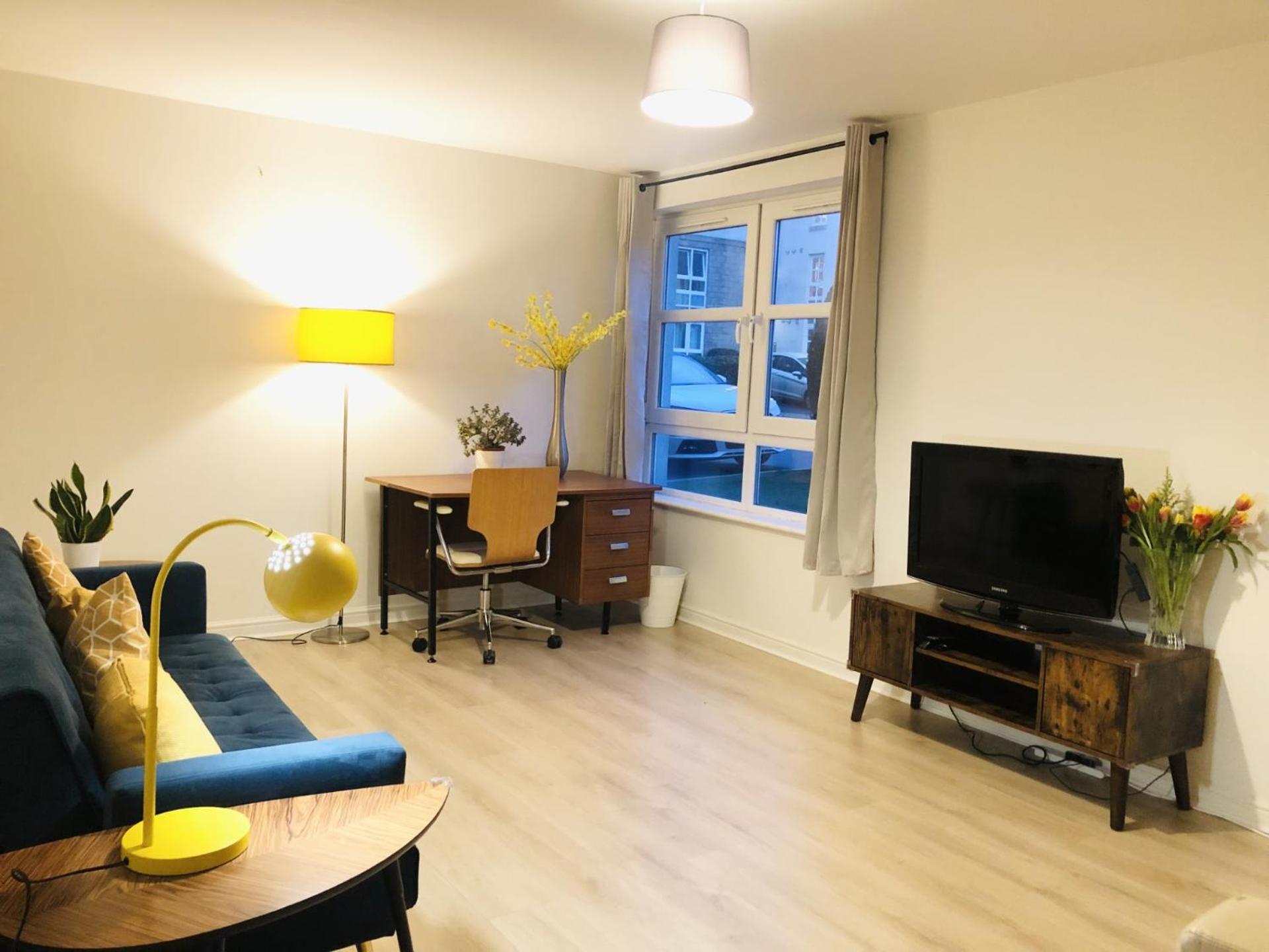 15 mins to Princes Street Spacious Lakeside Home with Free Parking view 2