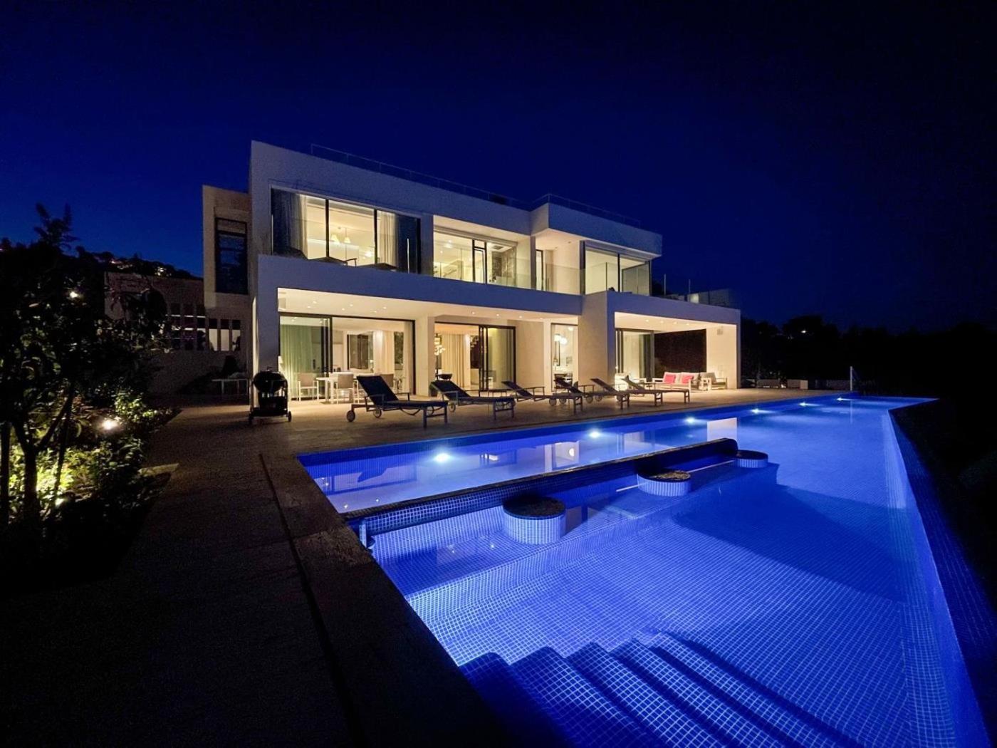 Luxury villa with Infinity pool
