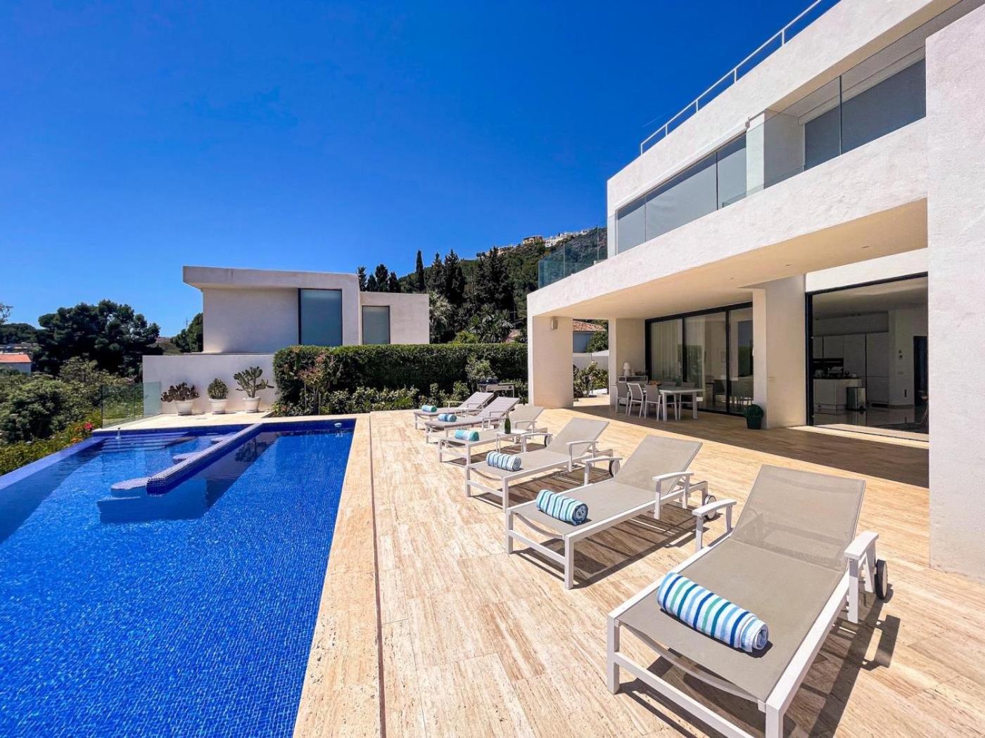 Luxury villa with Infinity pool