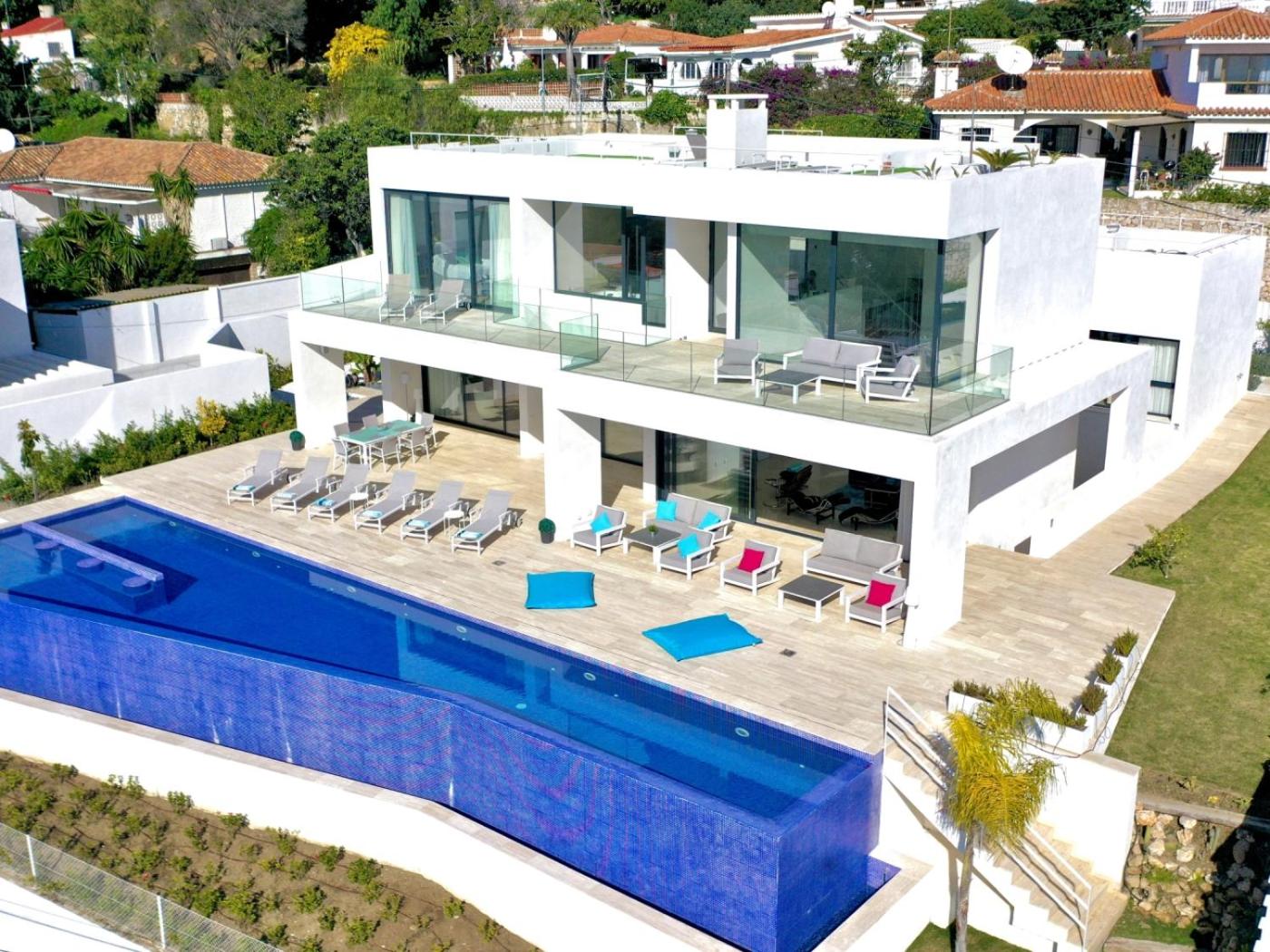 Luxury villa with Infinity pool