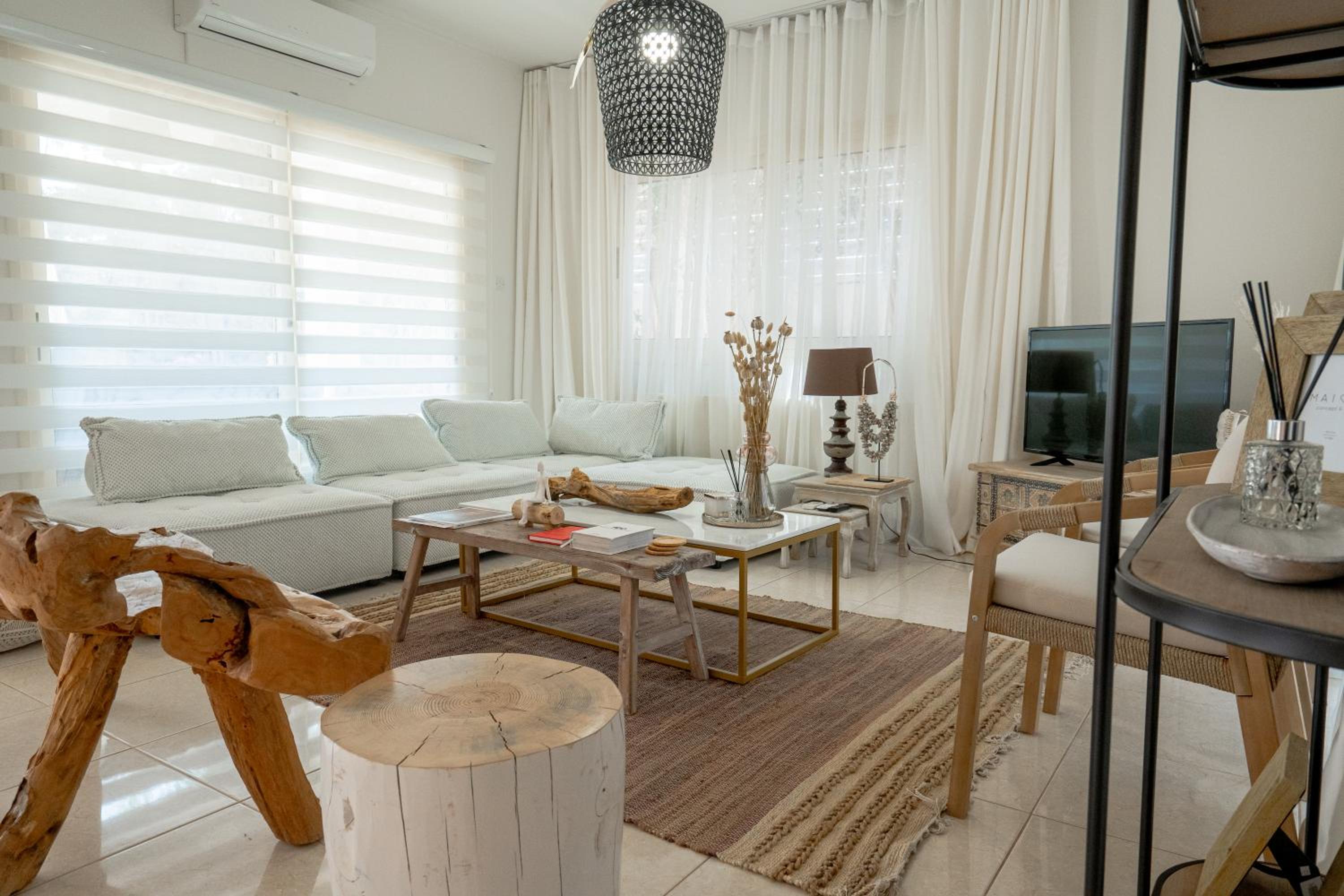 Stylish & Picturesque Oasis Anthorina 2