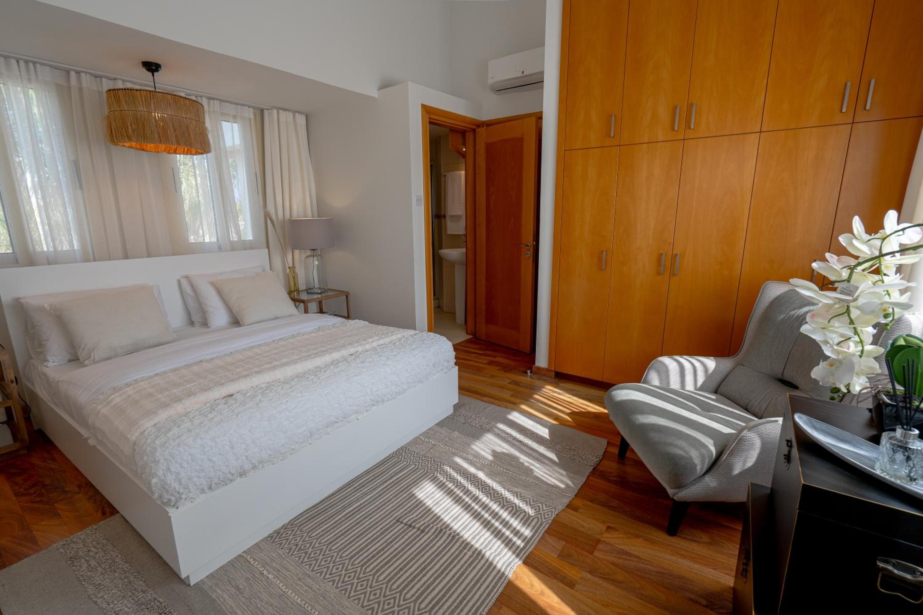 Stylish & Picturesque Oasis Anthorina 2