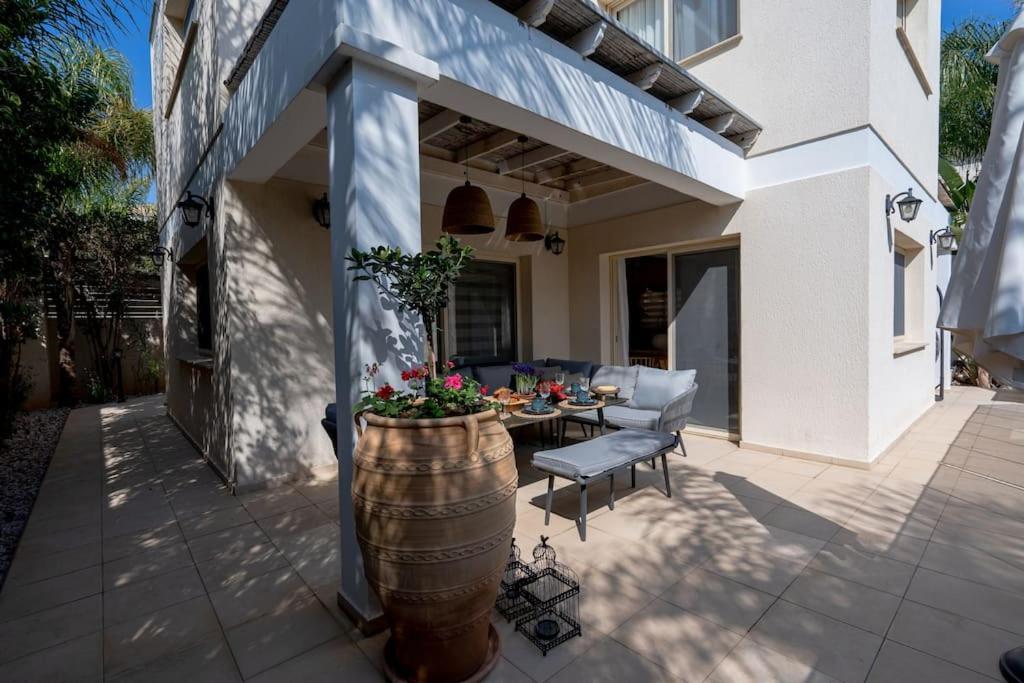 Stylish & Picturesque Oasis Anthorina 2