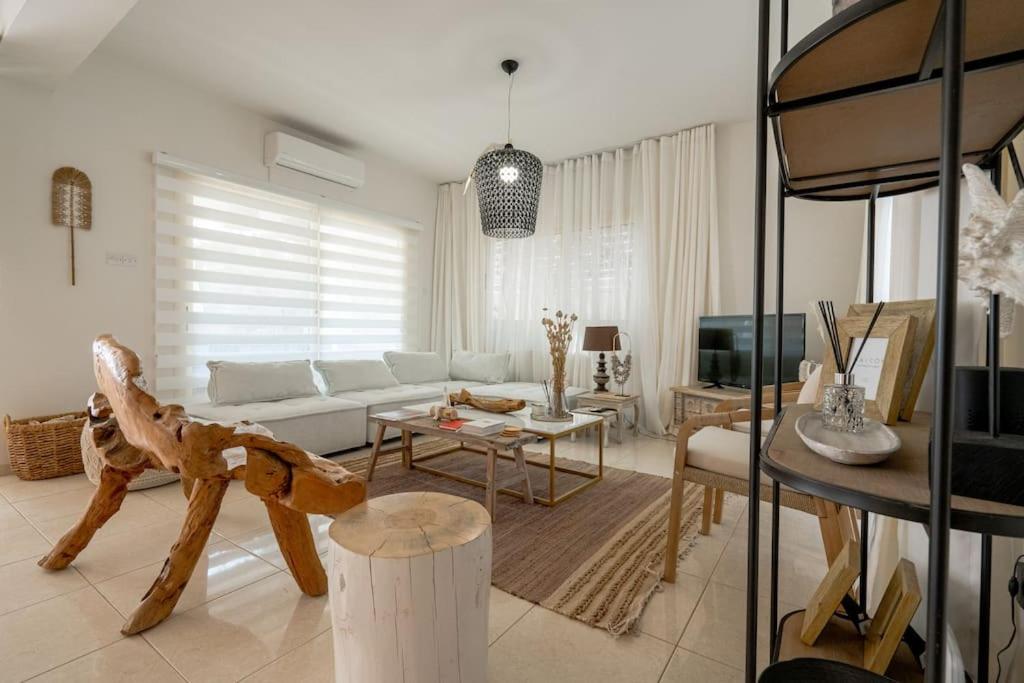 Stylish & Picturesque Oasis Anthorina 2