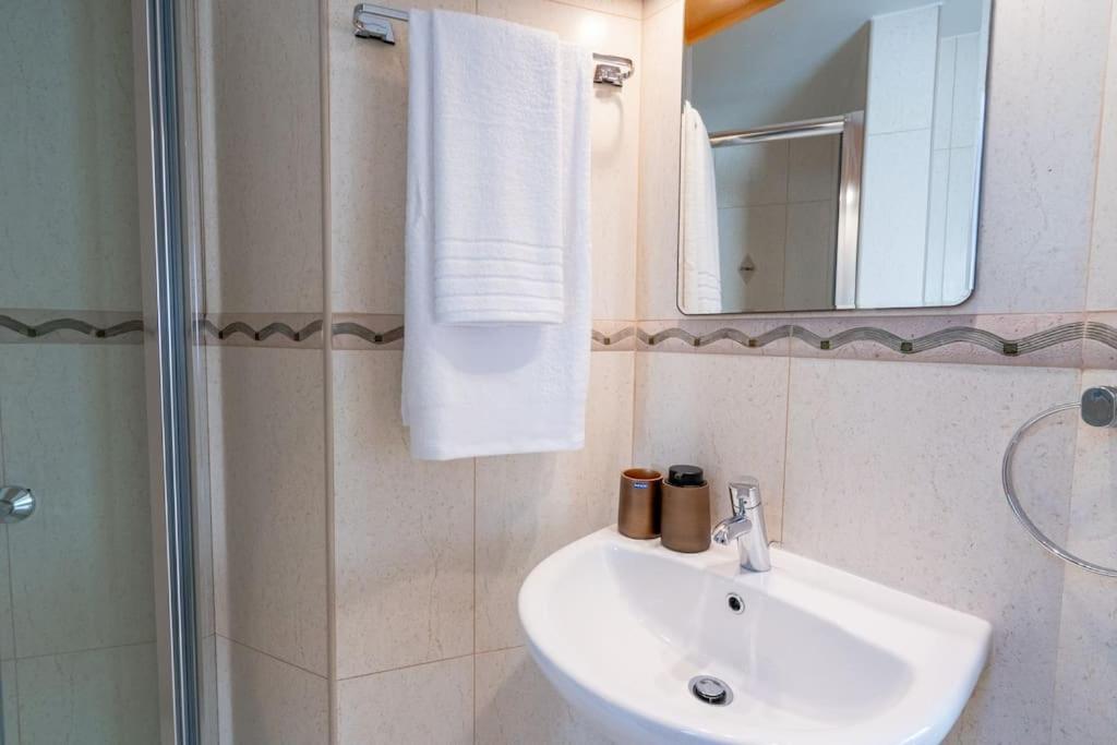 Stylish & Picturesque Oasis Anthorina 2