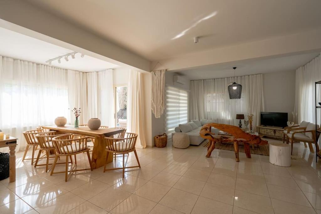 Stylish & Picturesque Oasis Anthorina 2