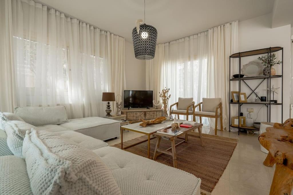 Stylish & Picturesque Oasis Anthorina 2
