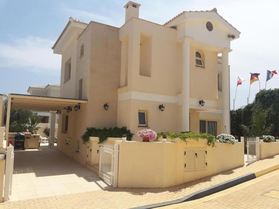 Stylish & Picturesque Oasis Anthorina 2