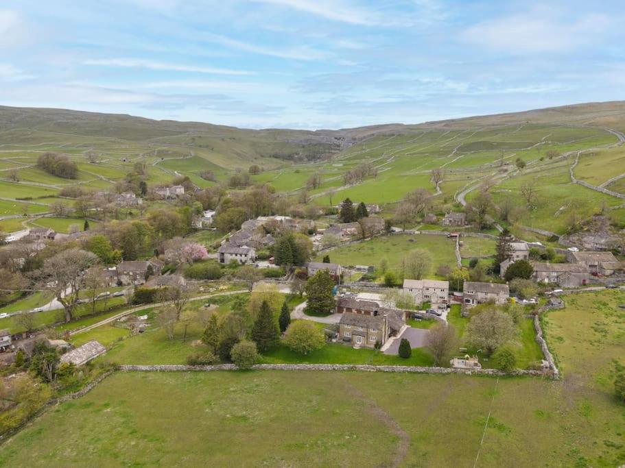 Central Malham Wellbeing Escape, 5-bed house with yoga studio view 3