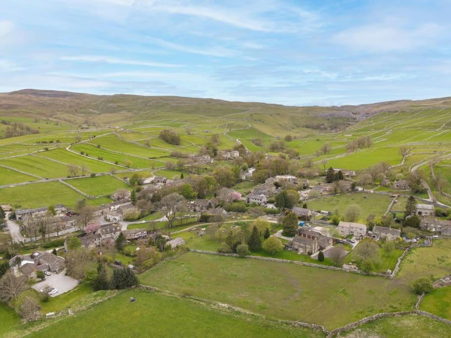 Central Malham Wellbeing Escape, 5-bed house with yoga studio view 2