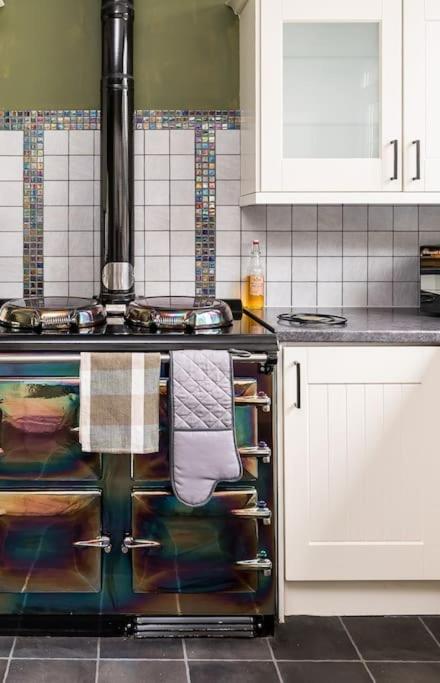 Central Malham Wellbeing Escape, 1-bed cottage with yoga studio view 5