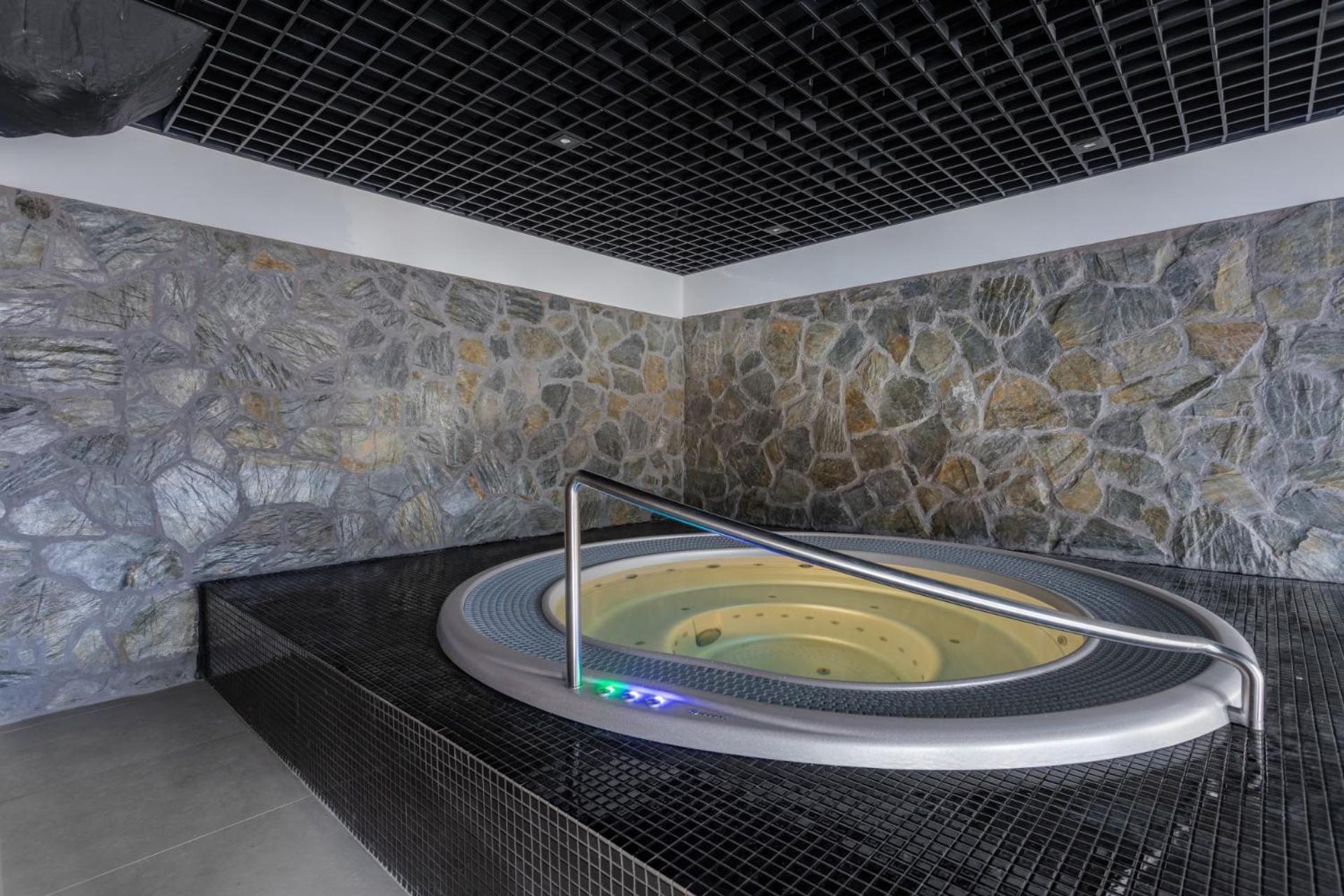 ROYAL APARTS Green Park Resort VIP z basenami, saunami, jacuzzi i siłownią