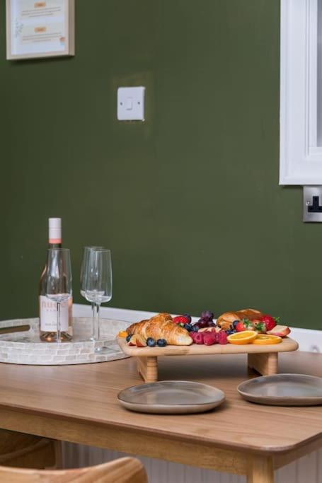 Central Malham Wellbeing Escape, 4-bed house with yoga studio view 5