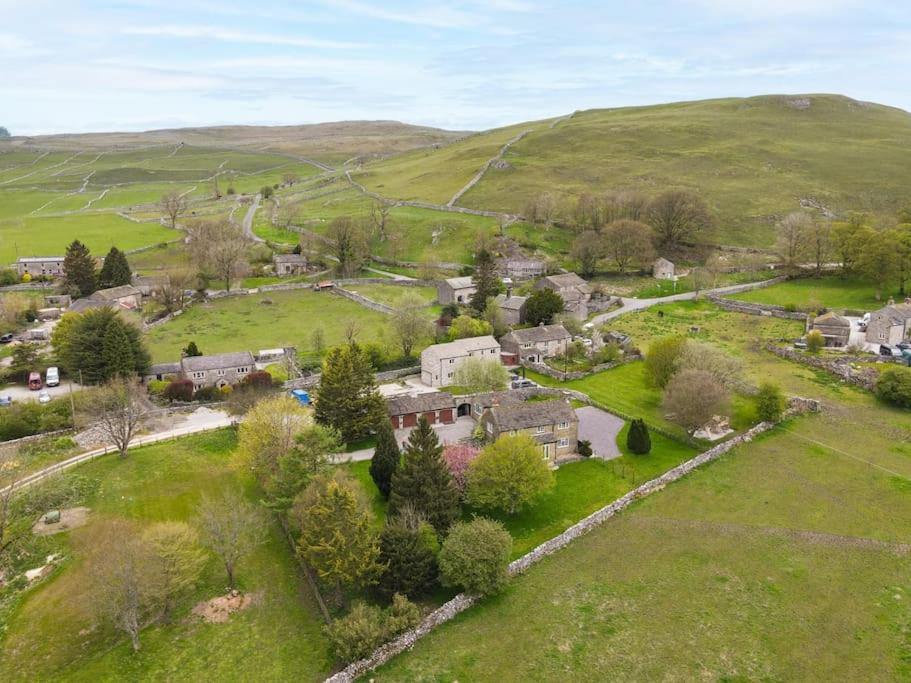 Central Malham Wellbeing Escape, 4-bed house with yoga studio view 4
