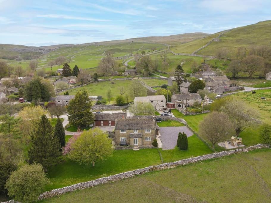 Central Malham Wellbeing Escape, 4-bed house with yoga studio view 3
