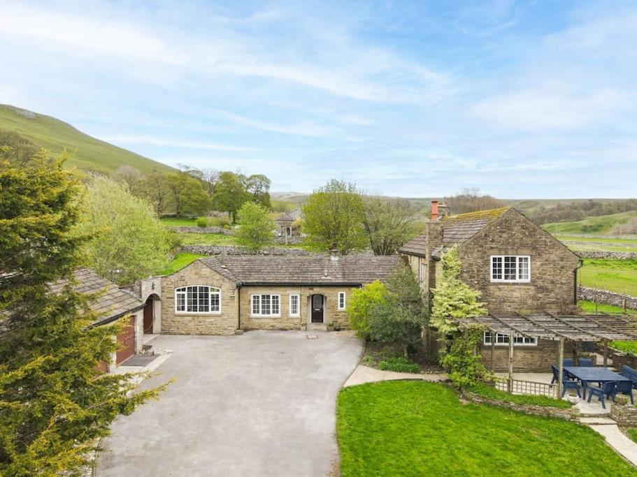 Central Malham Wellbeing Escape, 4-bed house with yoga studio view 2