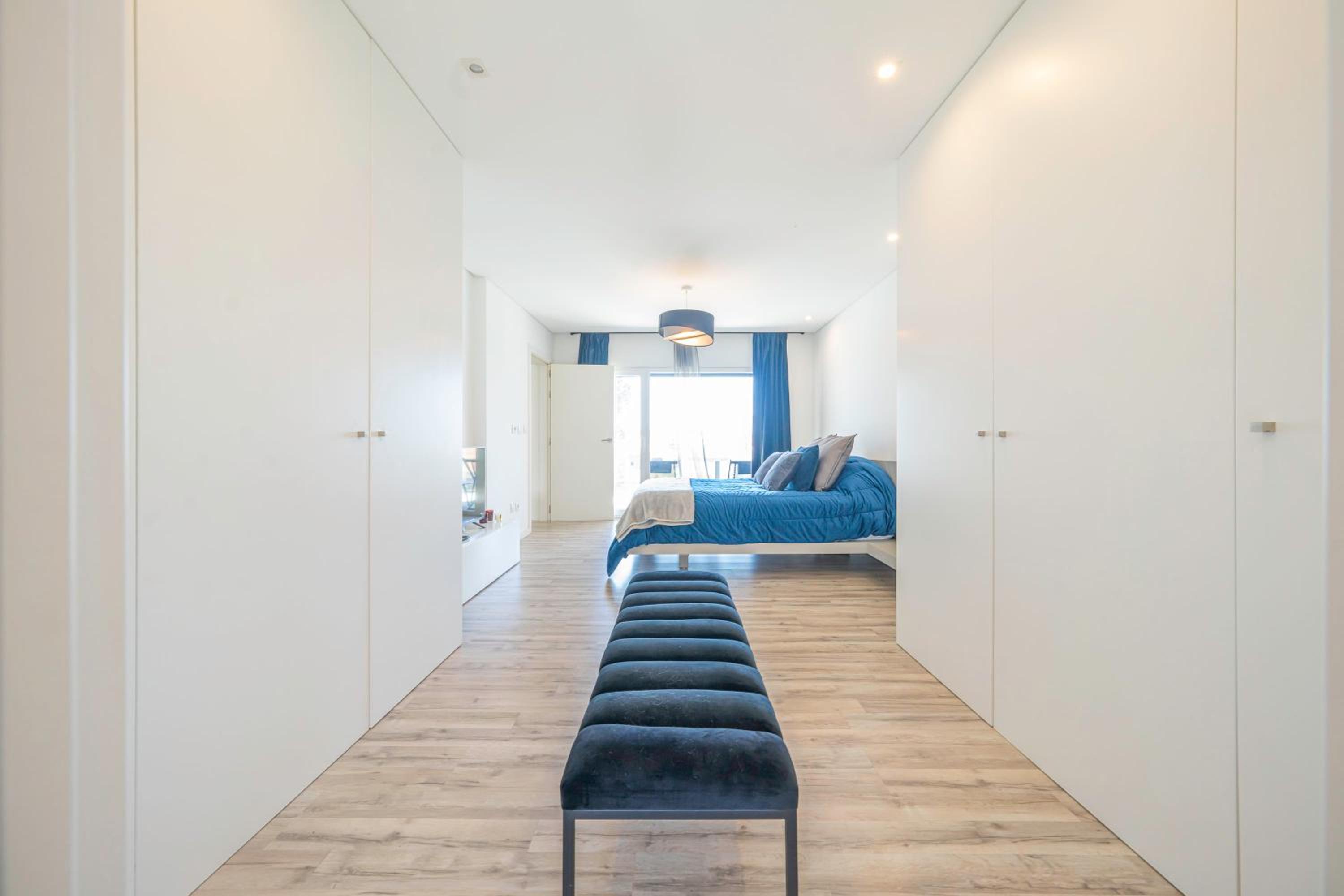 Black Pool House just 10 minutes away from the beach view 3