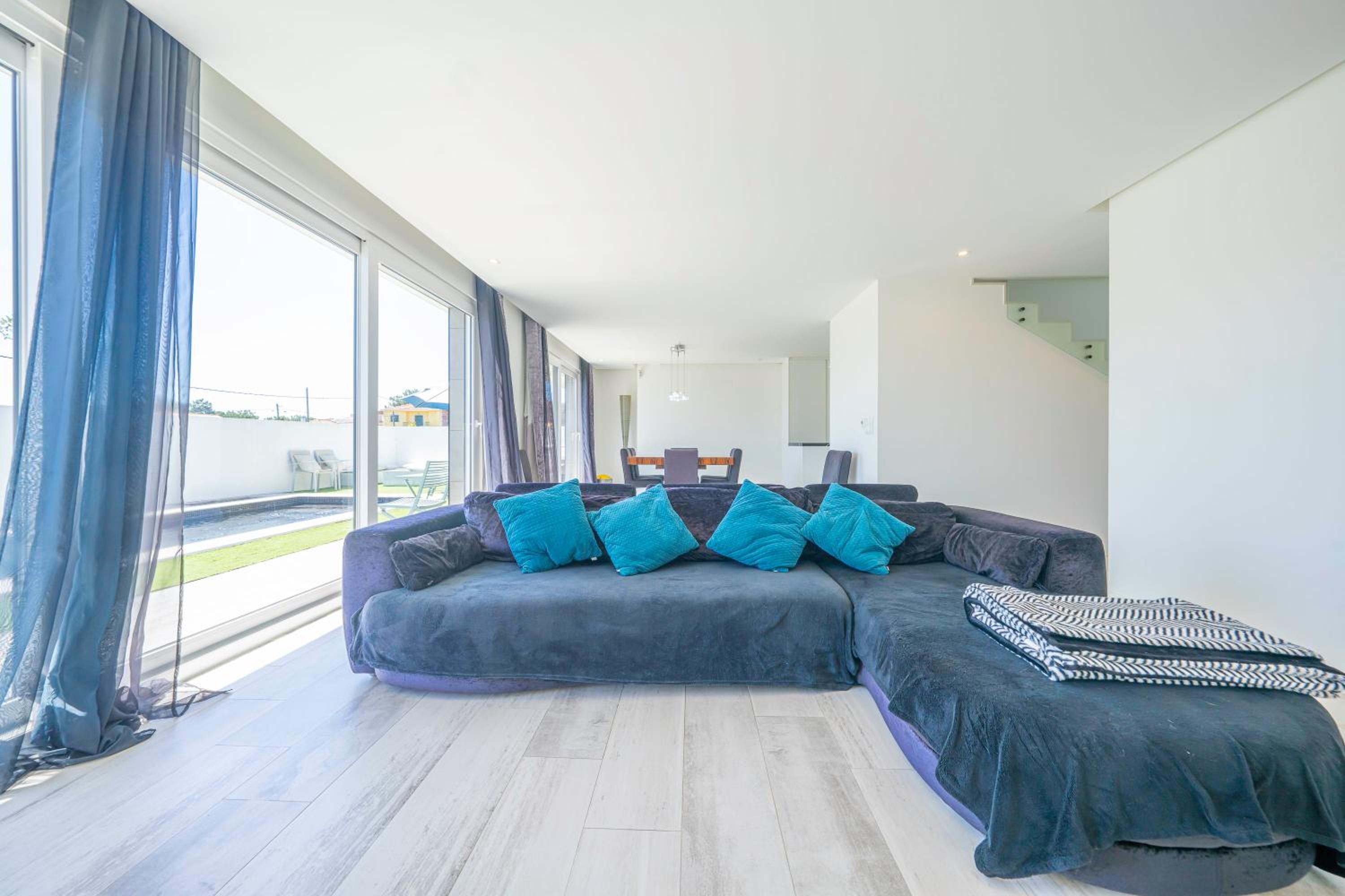 Black Pool House just 10 minutes away from the beach view 4