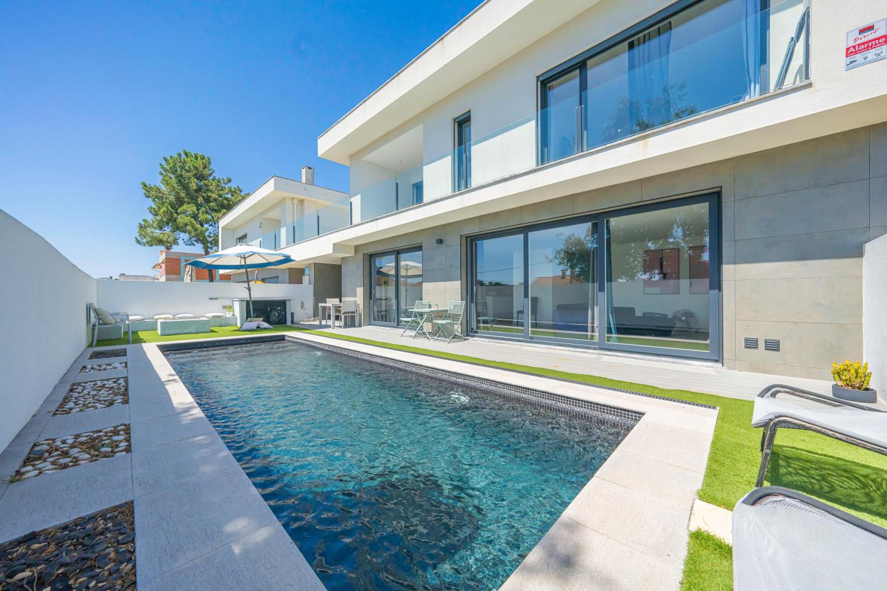 Black Pool House just 10 minutes away from the beach view 5