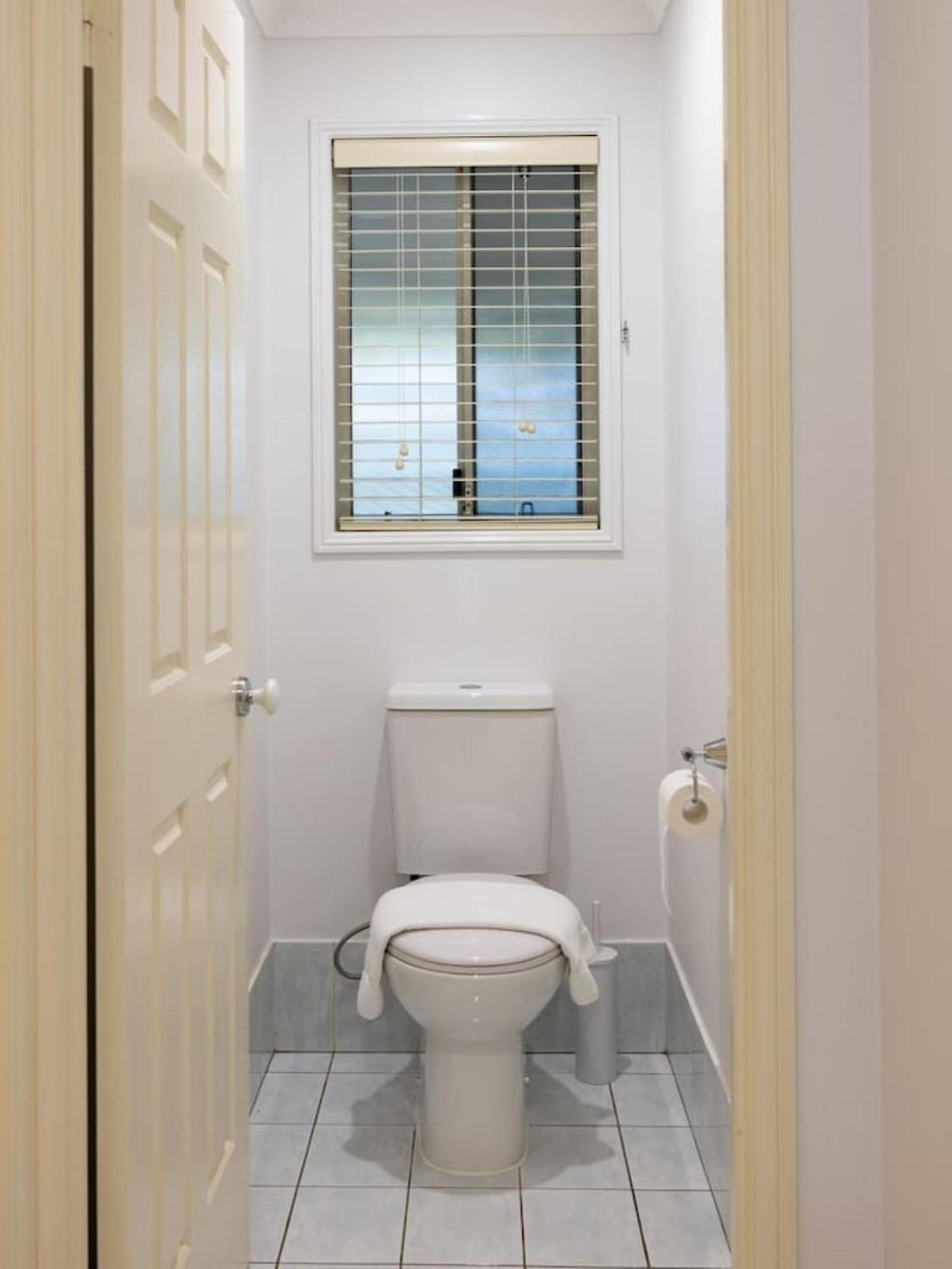 Private and Spacious 4BR Home with Parkview 5mins to Mall