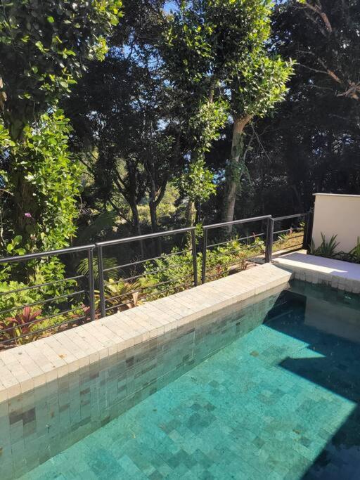 Villa Ubud - Casa com piscina privativa e vista para o mar em Ubatuba