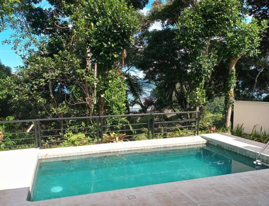 Villa Ubud - Casa com piscina privativa e vista para o mar em Ubatuba
