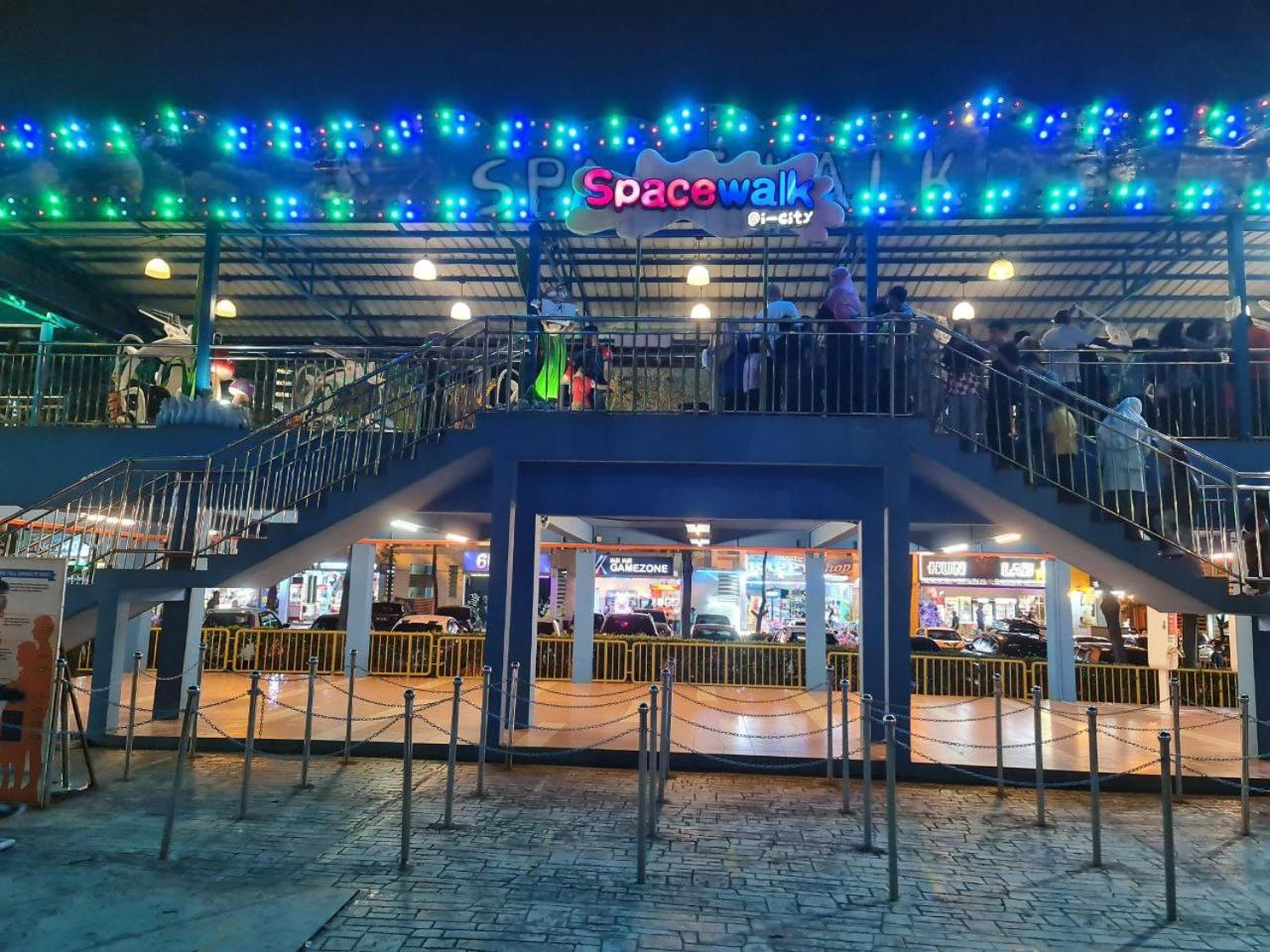 I-City 2R, FREE WIFI & 50 inch smart TV, fit 8pax