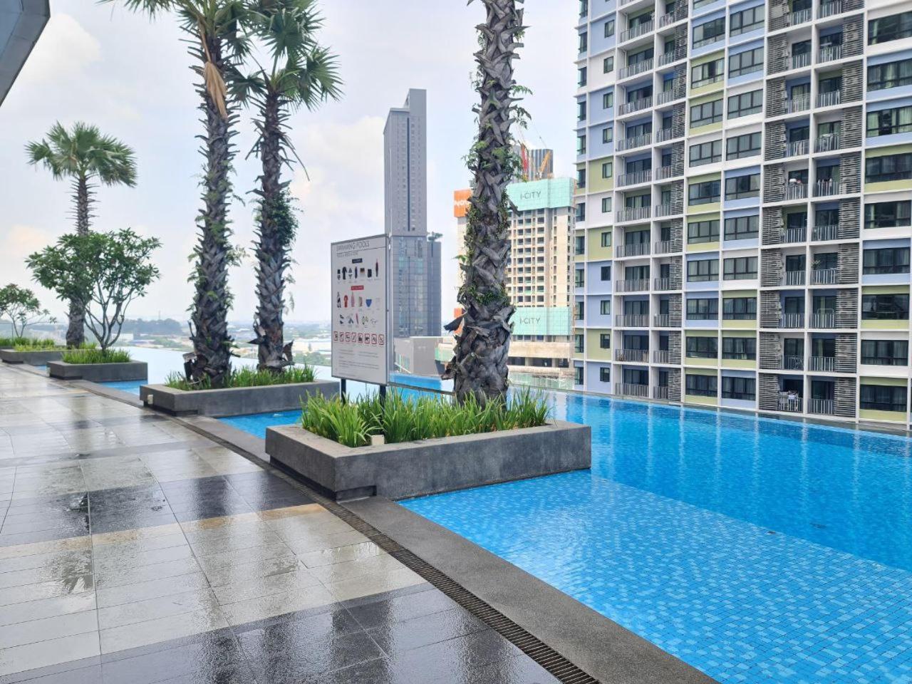 I-City 2R, FREE WIFI & 50 inch smart TV, fit 8pax