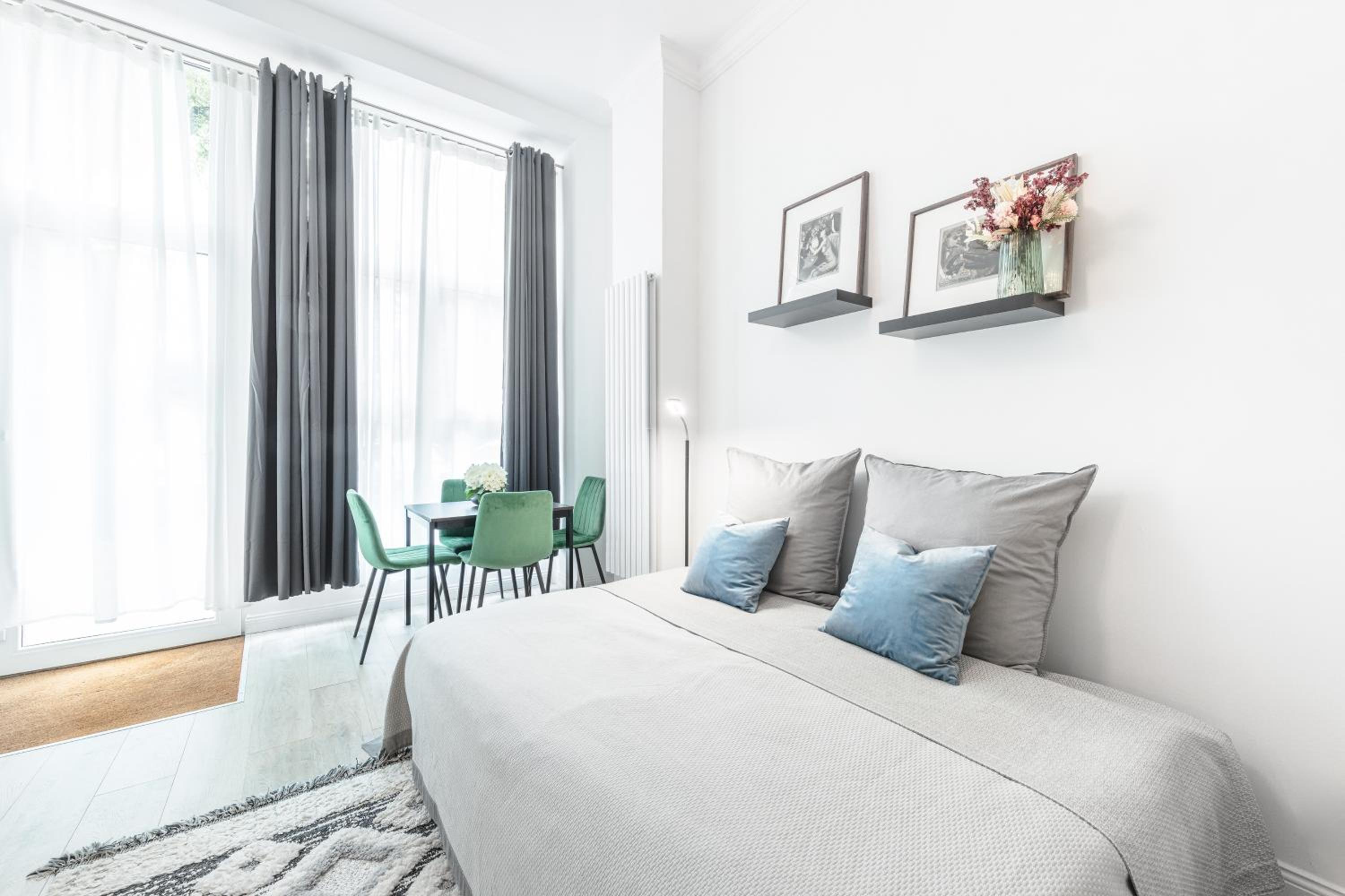 The Mierendorf I, campy group & family apartment, 1BR, 1 Living room, ideal for 2 - 4 Guests
