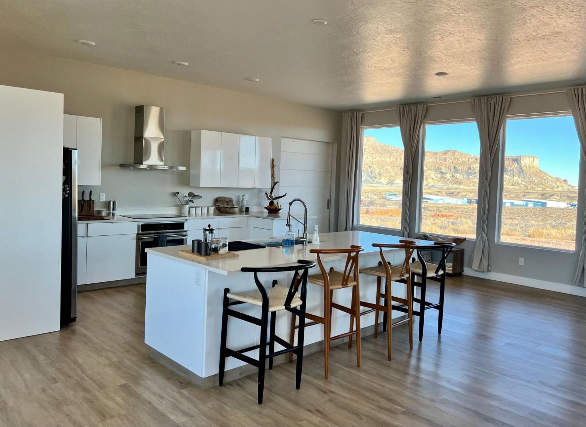 Page Vacations - Page Arizona border town- Grand Serenity room with Mesa Views - Property Image 2