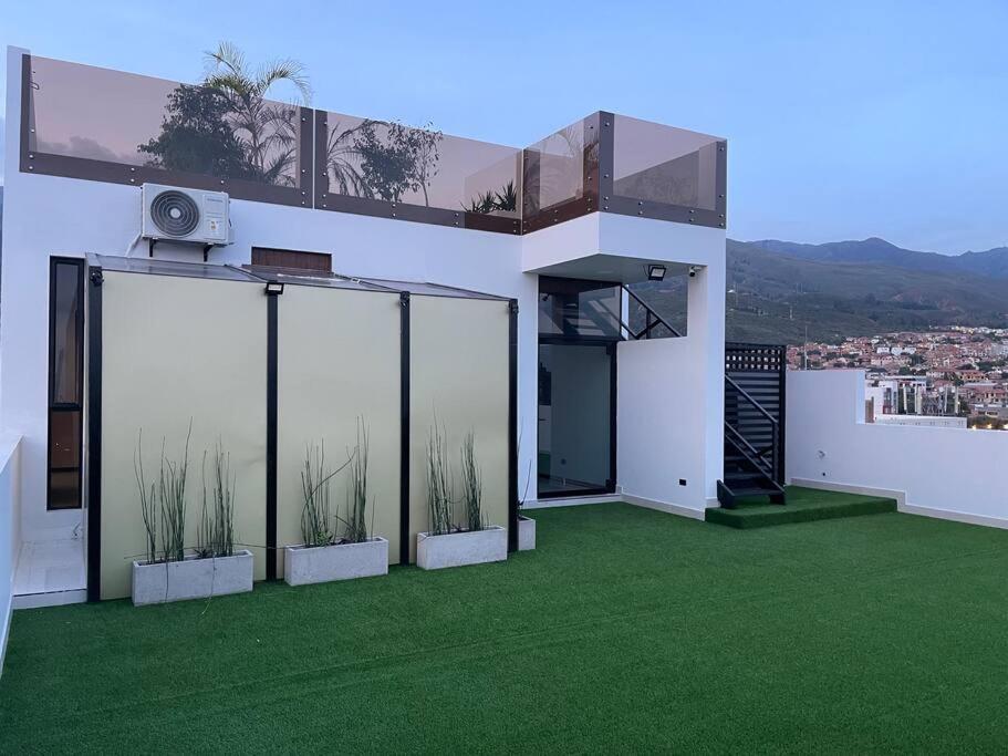 Luxury Apartment near Fidel Anze