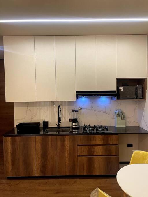 Luxury Apartment near Fidel Anze
