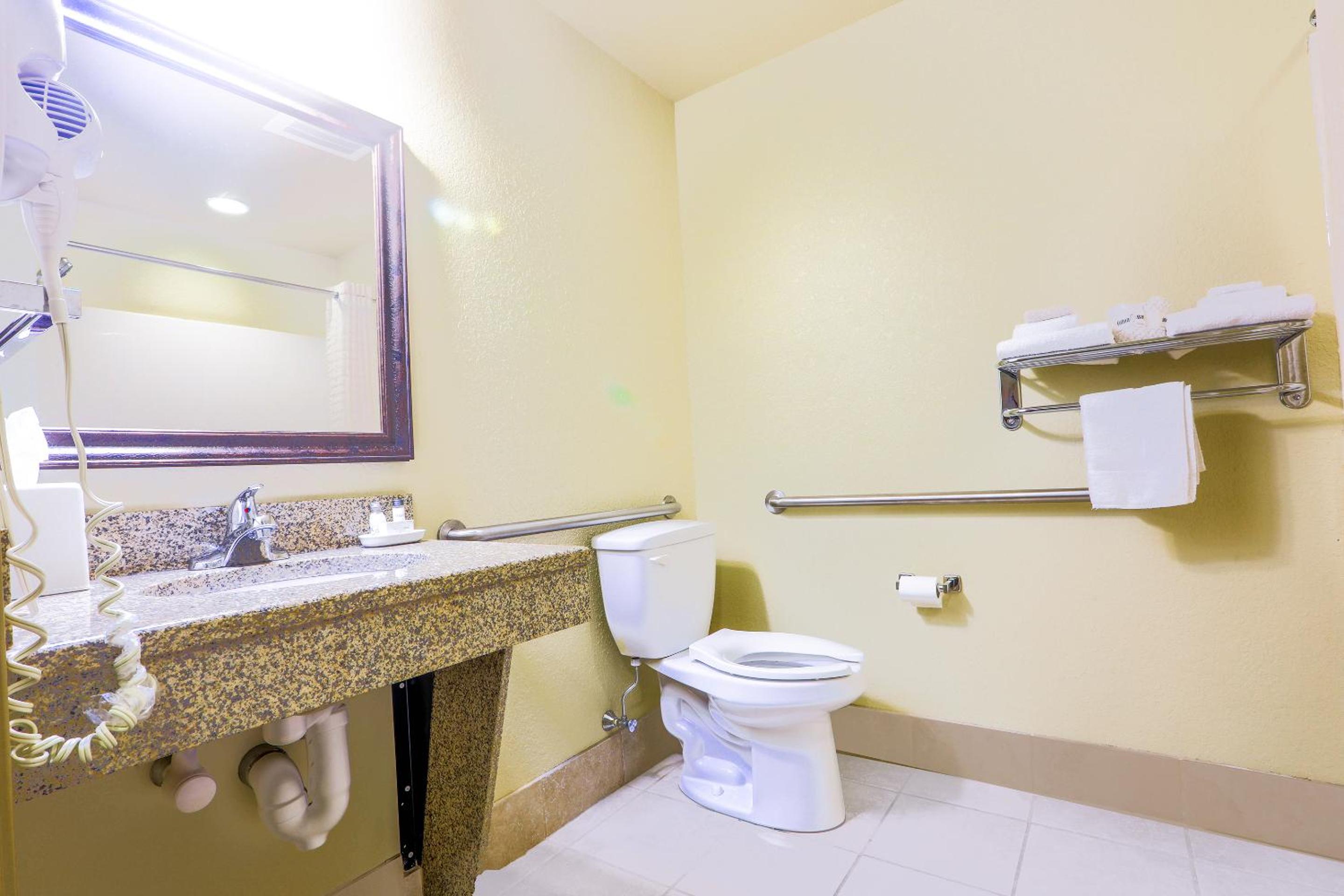 Evansville Inn & Suites by OYO