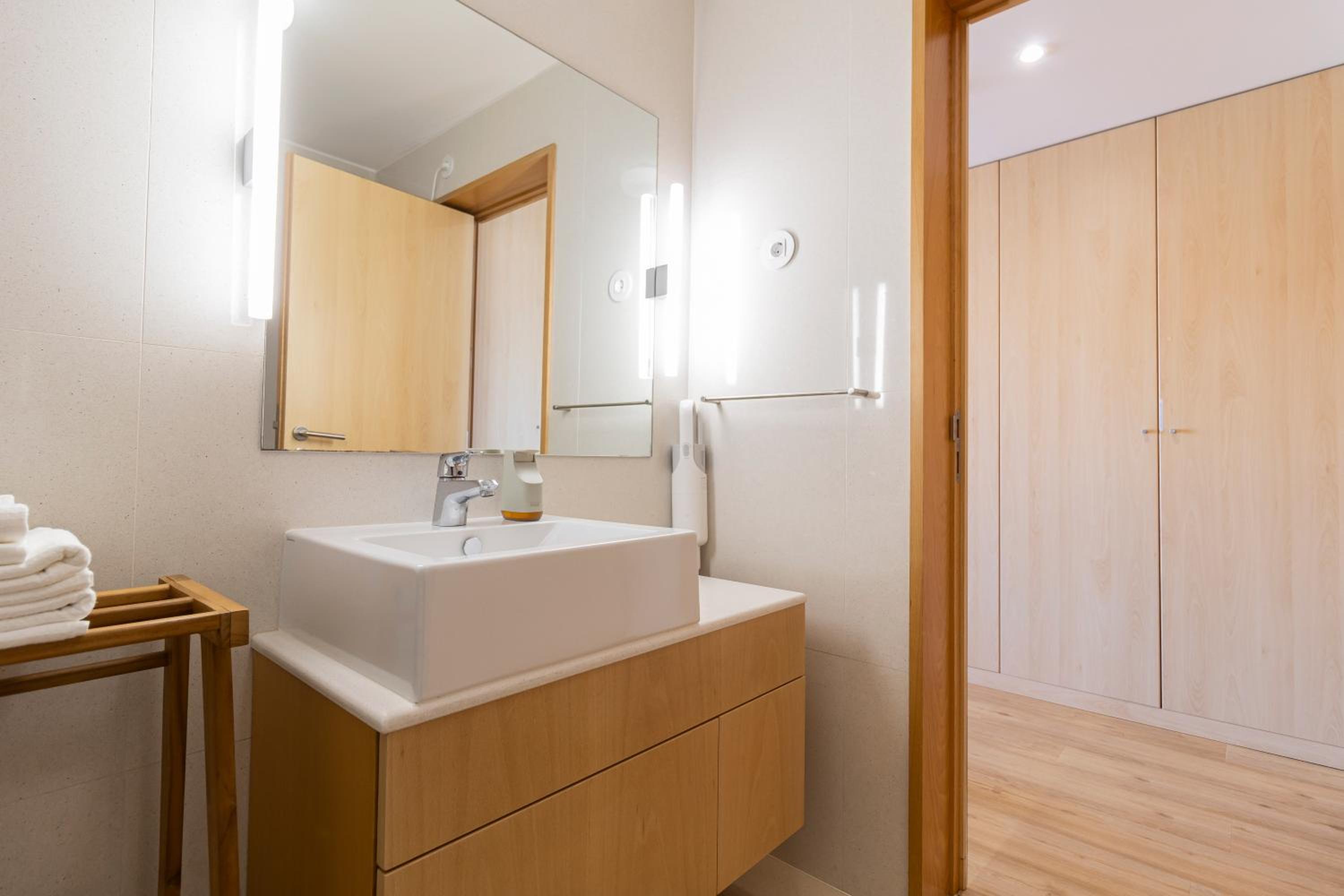 S1405 - practical and modern - AC, balcony and parking view 5