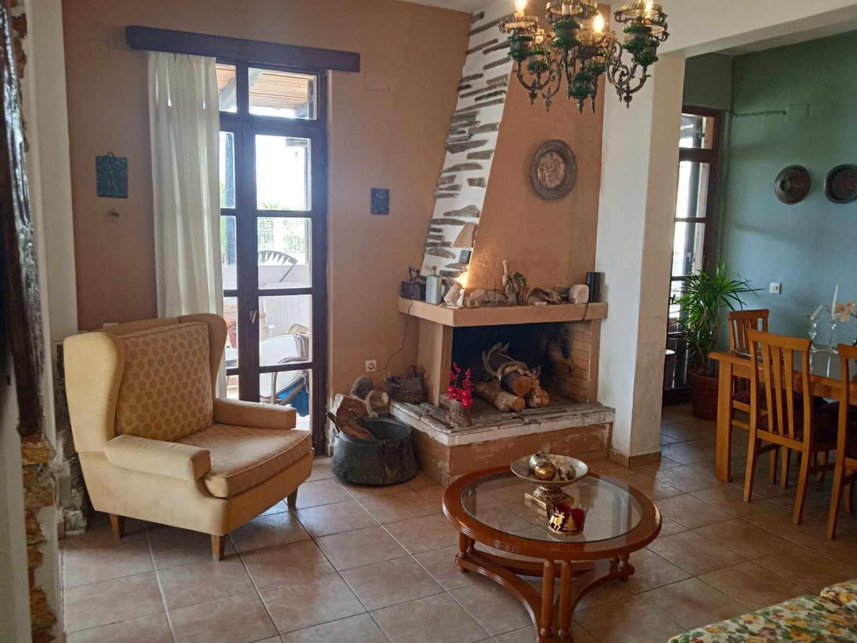 Alonaki Seafront Cottage