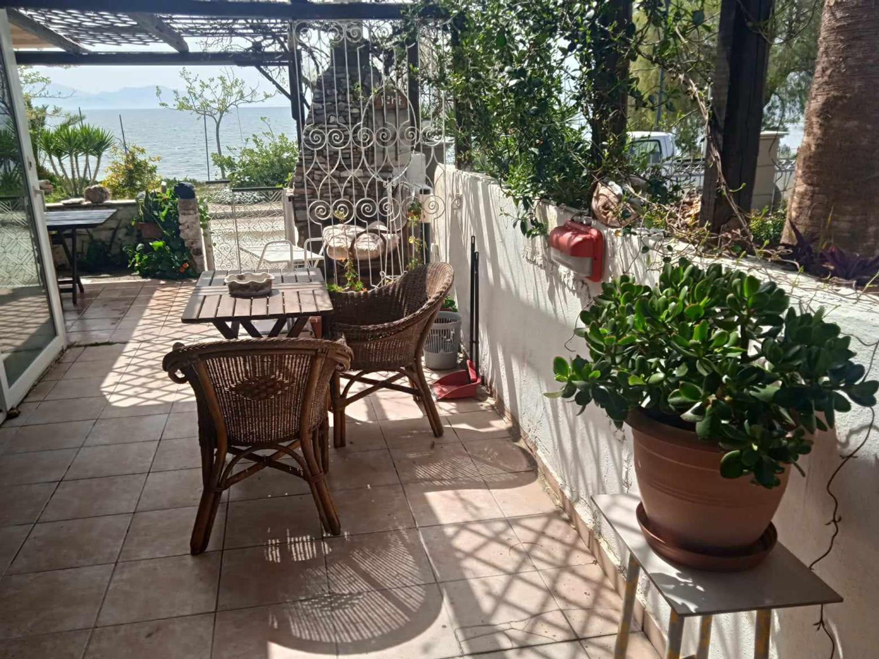Alonaki Seafront Cottage