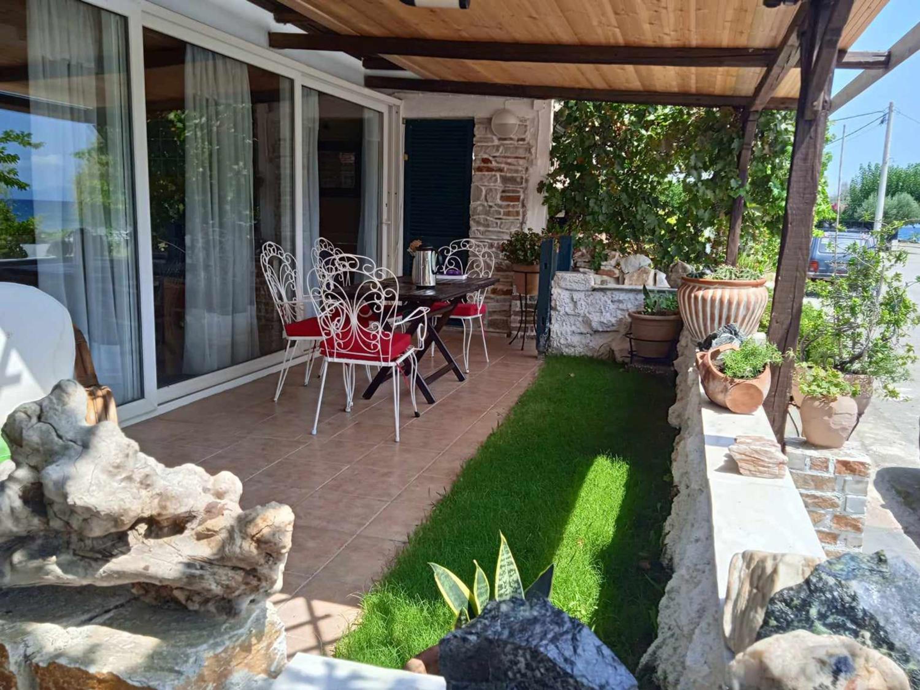 Alonaki Seafront Cottage