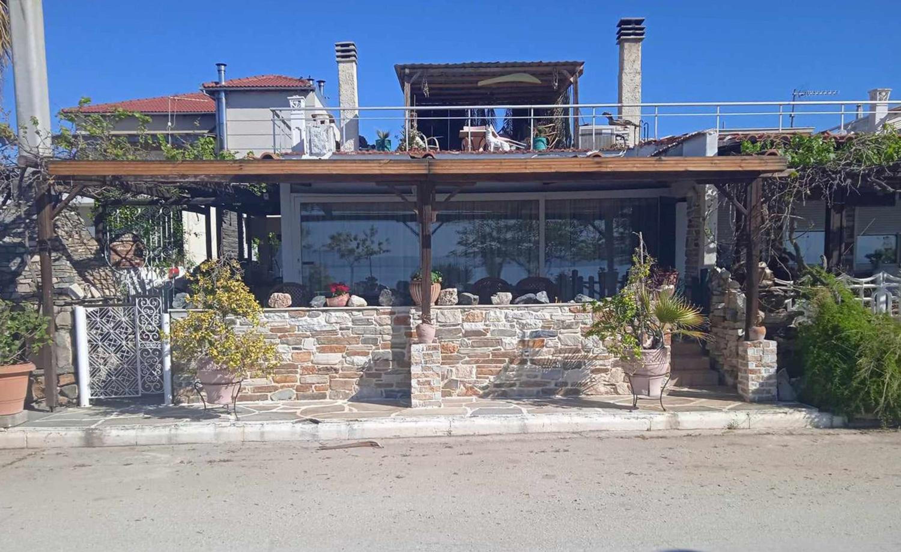 Alonaki Seafront Cottage