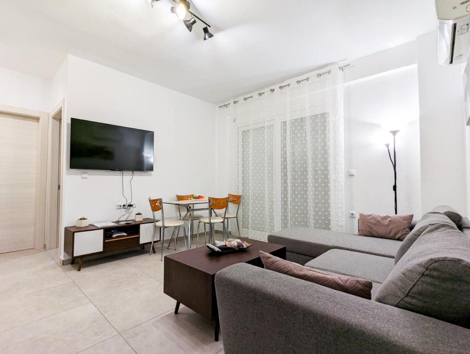 Ofrynio Luxury Apartments & Pool