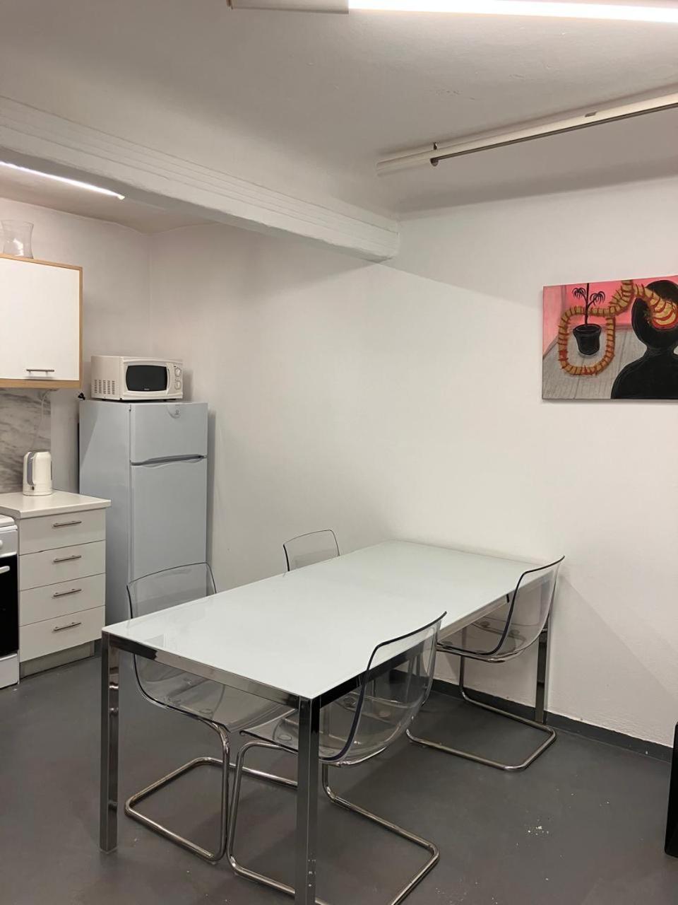 Stylish, Basement Studio with Roof Garden Access - EP9B