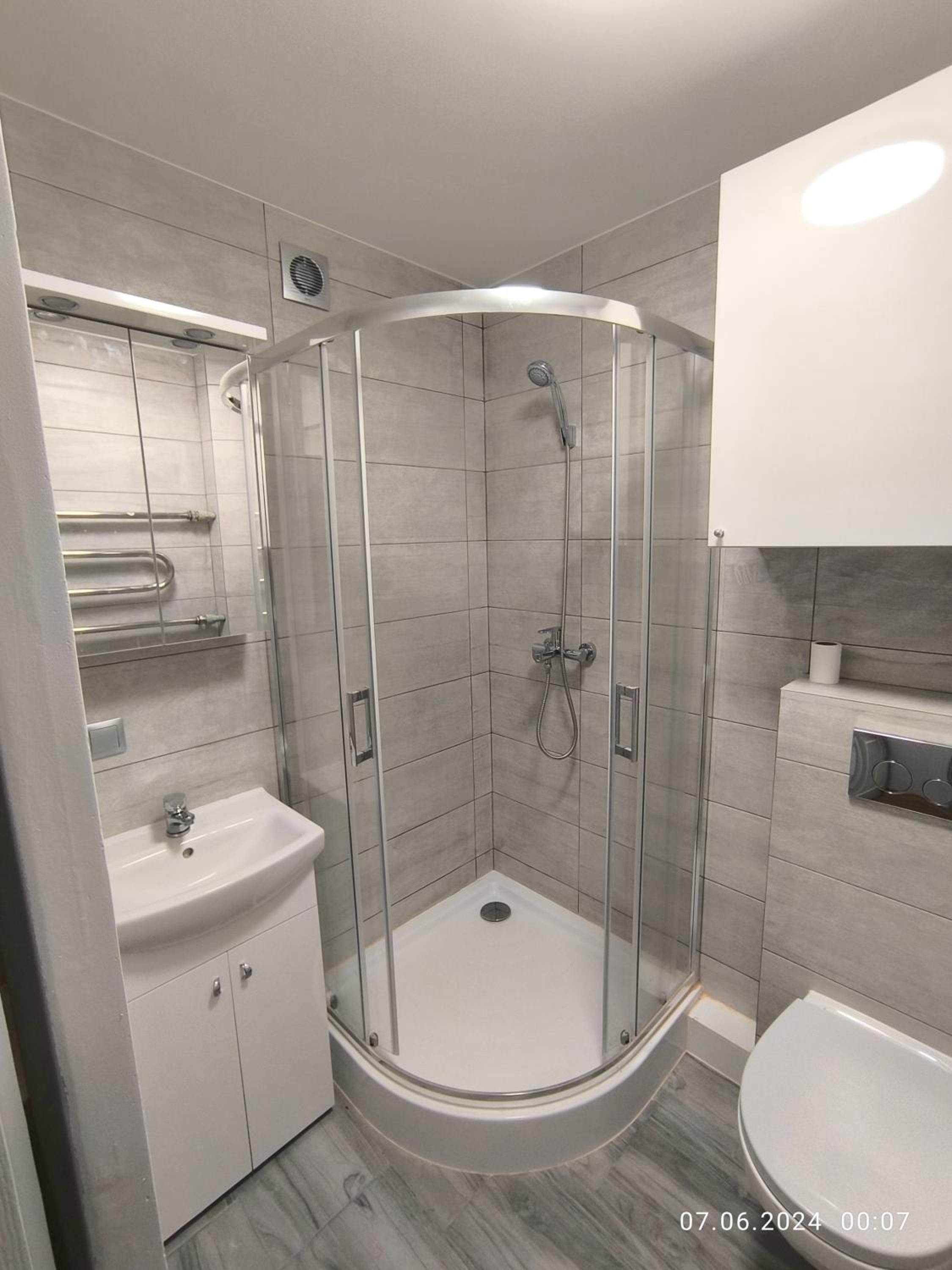 Vienistabas ērti mūsdienīgi un pilnīgi atjaunoti apartamenti